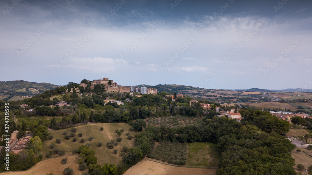 Obraz premium Italia agosto 2020: vista aerea del castello di Gradara in provincia di pesaro e urbino nella regione marche