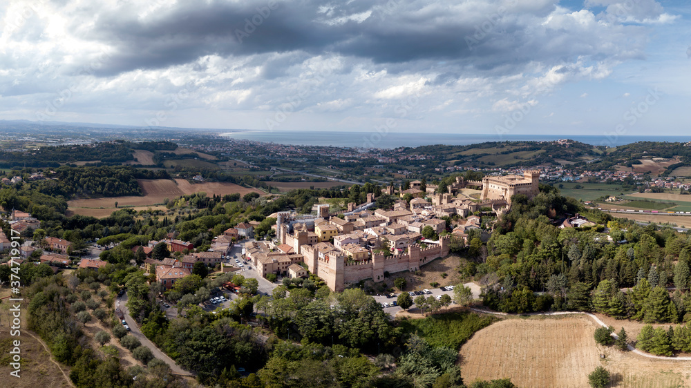 Italia, Agosto 2020: vista aerea panoramica del borgo di Gradara con castello in provincia di Pesaro e Urbino nella regione Marche