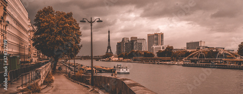Panorámica de París con el rió Sena y varios edificios de fondo  photo