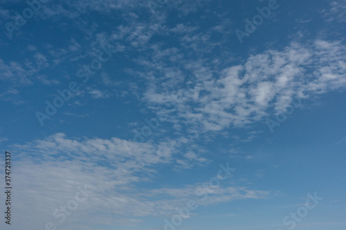 Wolken am blauen Himmel