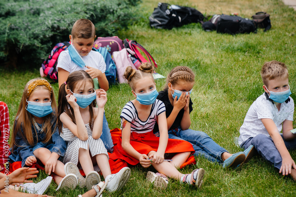 A class of masked school children is engaged in outdoor training during the epidemic. Back to school, learning during the pandemic A class of masked school children is engaged in outdoor training during the epidemic. Back to school, learning during the pandemic