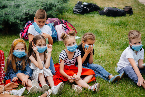 A class of masked school children is engaged in outdoor training during the epidemic. Back to school, learning during the pandemic © Andrii