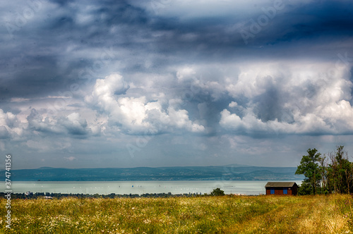 Panorama mit einem kleinem haus auf dem see  in ungarn