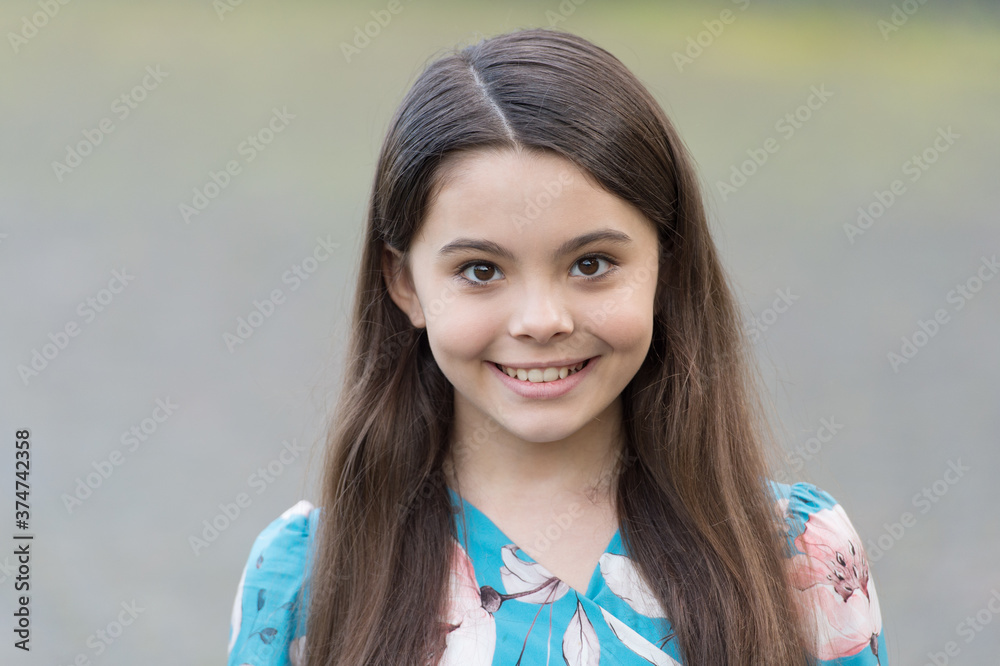 Φωτογραφία Adorable girl long hair smiling face urban background outdoors, beautiful smile