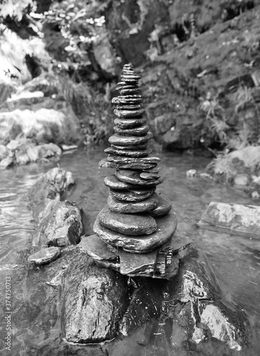 Photography torre de piedras en un rio