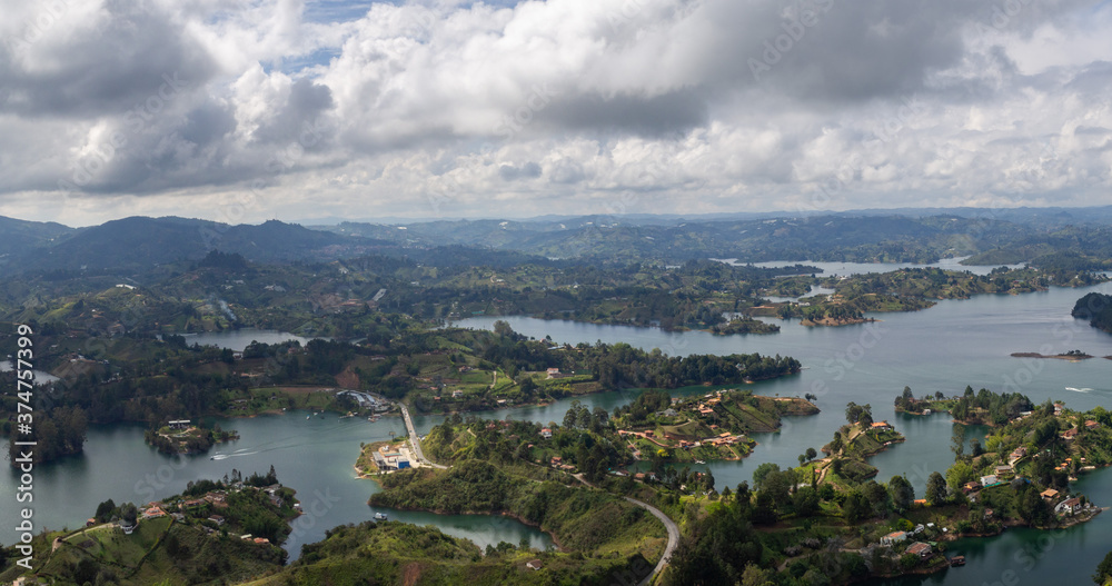 Panorama landscape of sightseeing with natural river, lake and mountains and a beautiful blue sky with clouds in el peñol, Zocalos, en Guatapé, Medellín	
