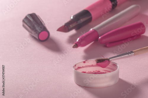 marcadores y pintura rosa sobre fondo rosa 