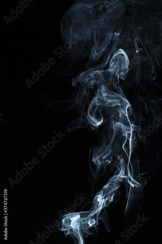 Dym z kadzidła na czarnym tle
