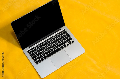 Laptop sobre una funda amarilla photo