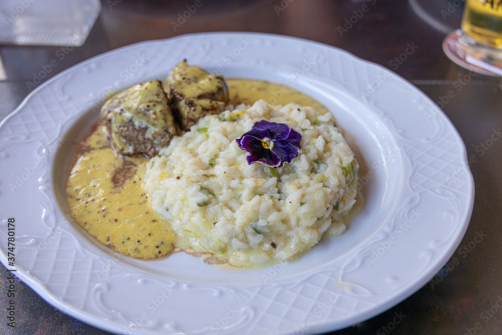 Delicioso prato de risoto de alho poró acompanhado de filé mignon ao molho mostarda. Delicioso prato de risoto de alho poró acompanhado de filé mignon ao molho mostarda.