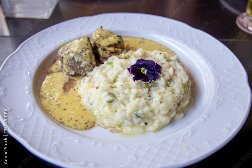 Delicioso prato de risoto de alho poró acompanhado de filé mignon ao molho mostarda. Delicioso prato de risoto de alho poró acompanhado de filé mignon ao molho mostarda.
