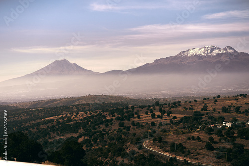 Volcanes Popocatepetl e Iztaccihuatl photo