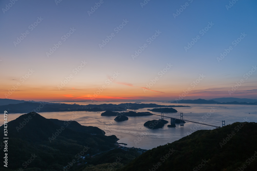 Obraz premium Sunset over the strait