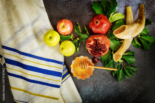 Foto Shofar and food with talit for jewish holiday Rosh Hashanah.