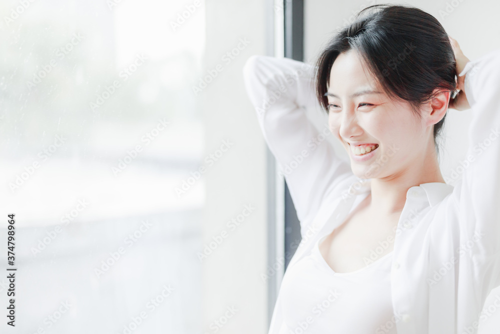 Beautiful young women sitting by the window of Asia
Beautiful young women sitting by the window of Asia