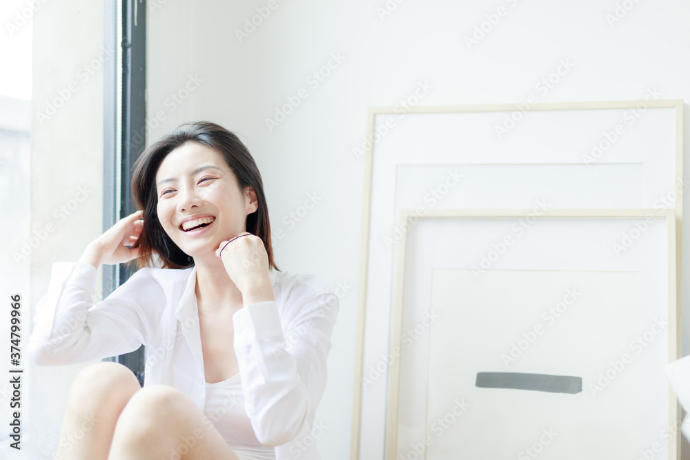 Beautiful young women sitting by the window of Asia
Beautiful young women sitting by the window of Asia