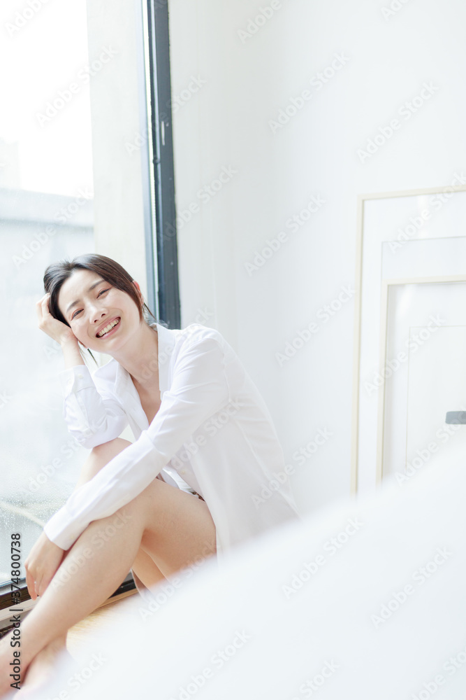 Beautiful young women sitting by the window of Asia
Beautiful young women sitting by the window of Asia