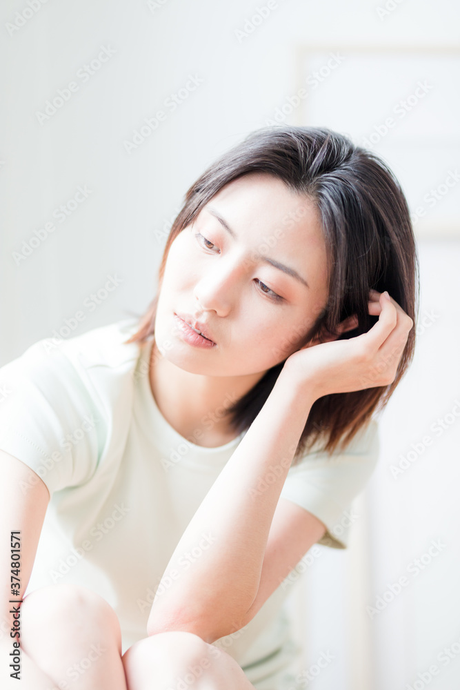 Beautiful young women sitting by the window of Asia
Beautiful young women sitting by the window of Asia