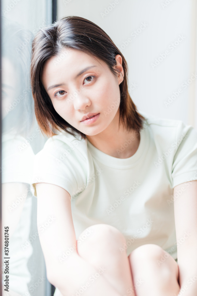 Beautiful young women sitting by the window of Asia
Beautiful young women sitting by the window of Asia