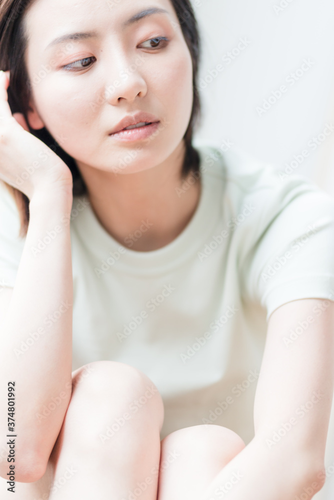 Beautiful young women sitting by the window of Asia
Beautiful young women sitting by the window of Asia