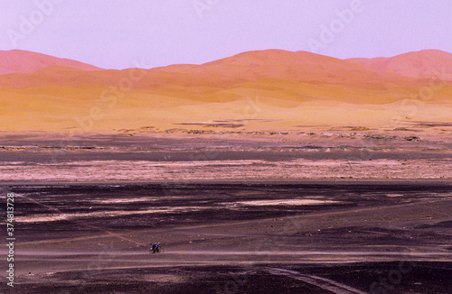 ciclistas en la pista. Erg Chebbi. Merzouga. Tafilalt. Marruecos. photo