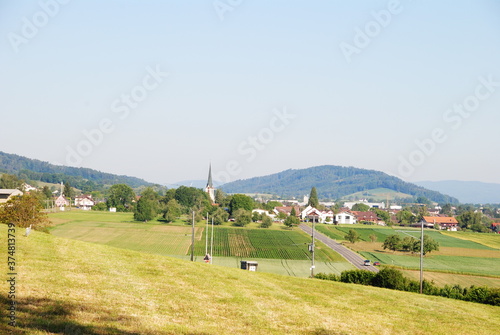 Kleinstadt in der Schweiz liegt im Natur photo