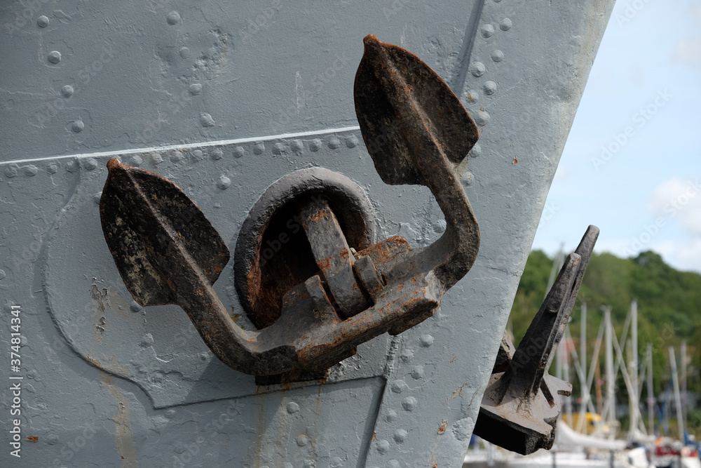Anker am Schiffsrumpf eines Frachtschiffs Anker am Schiffsrumpf eines Frachtschiffs