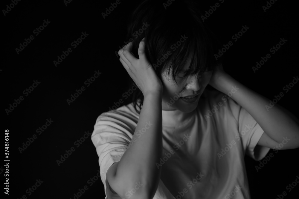 耳をふさぐ女性 耳をふさぐ女性