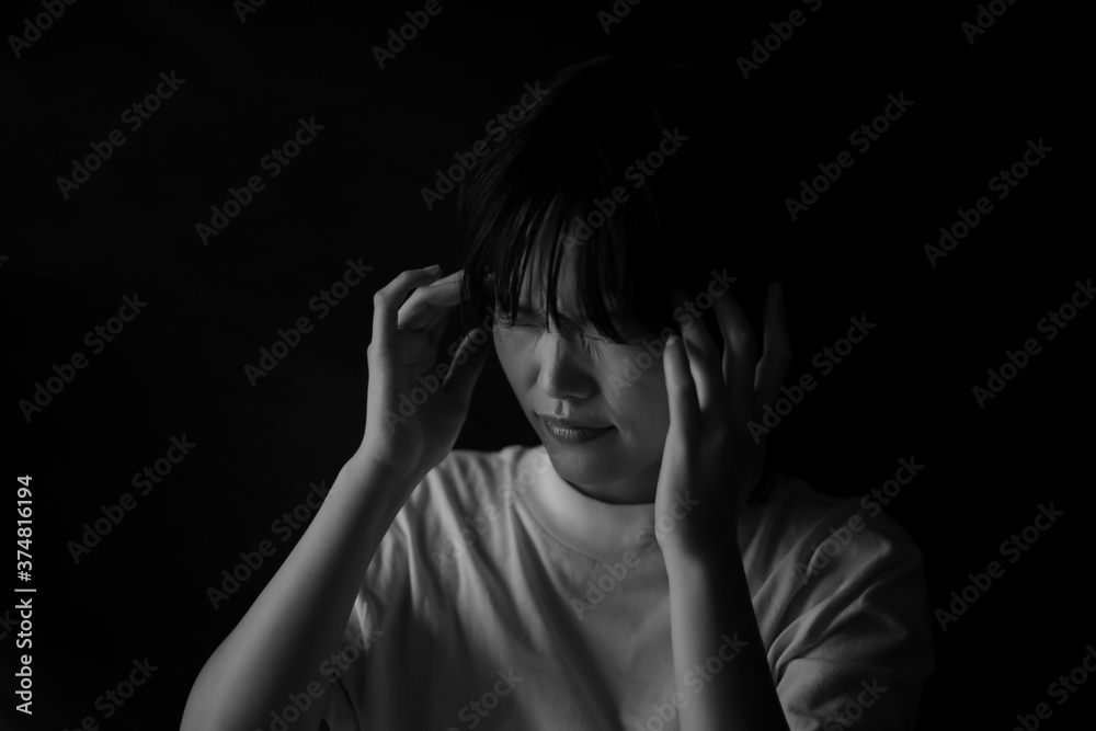 頭痛を感じる女性 頭痛を感じる女性