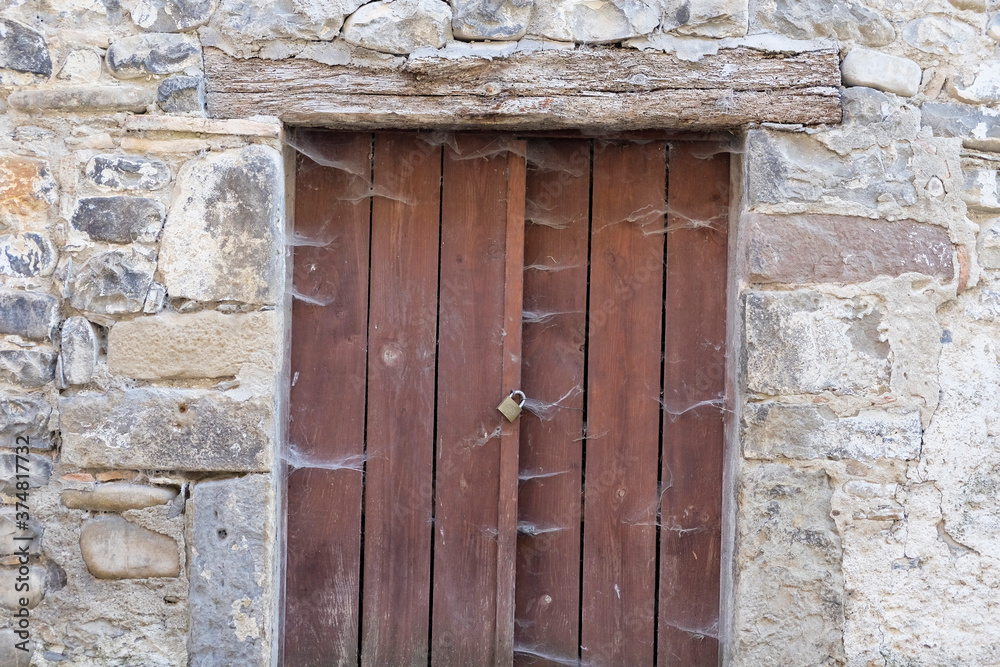 Puerta de madera antigua con telarañas Puerta de madera antigua con telarañas
