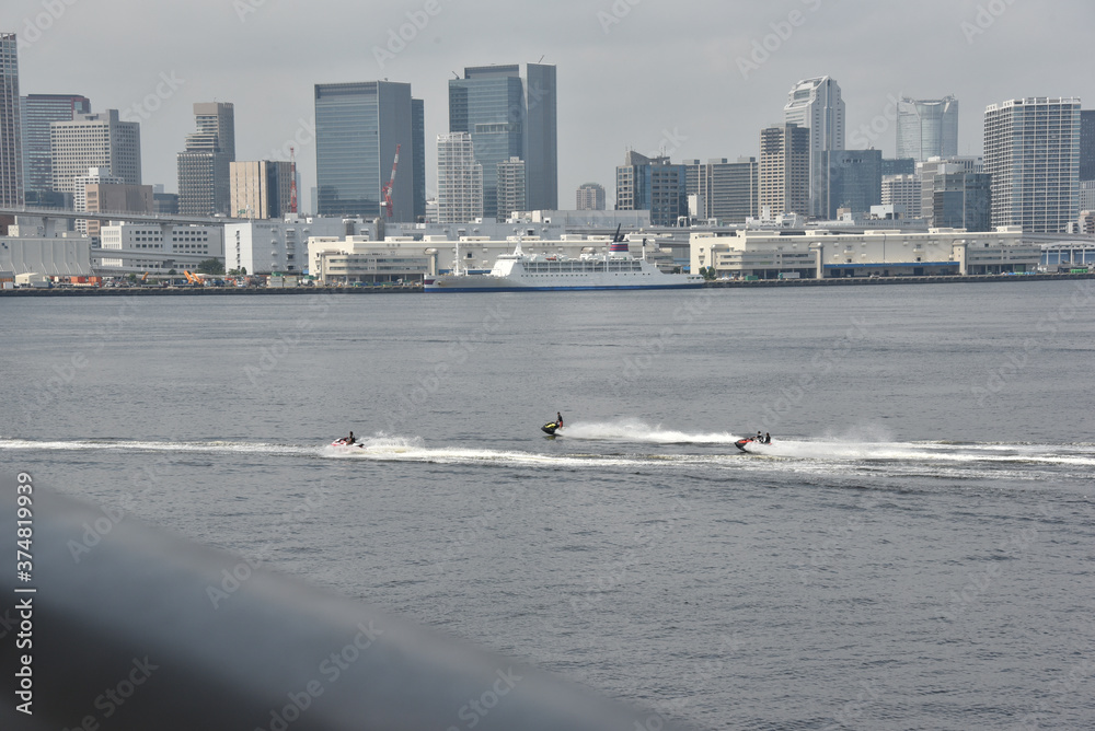 Obraz premium 都心とマリンバイク