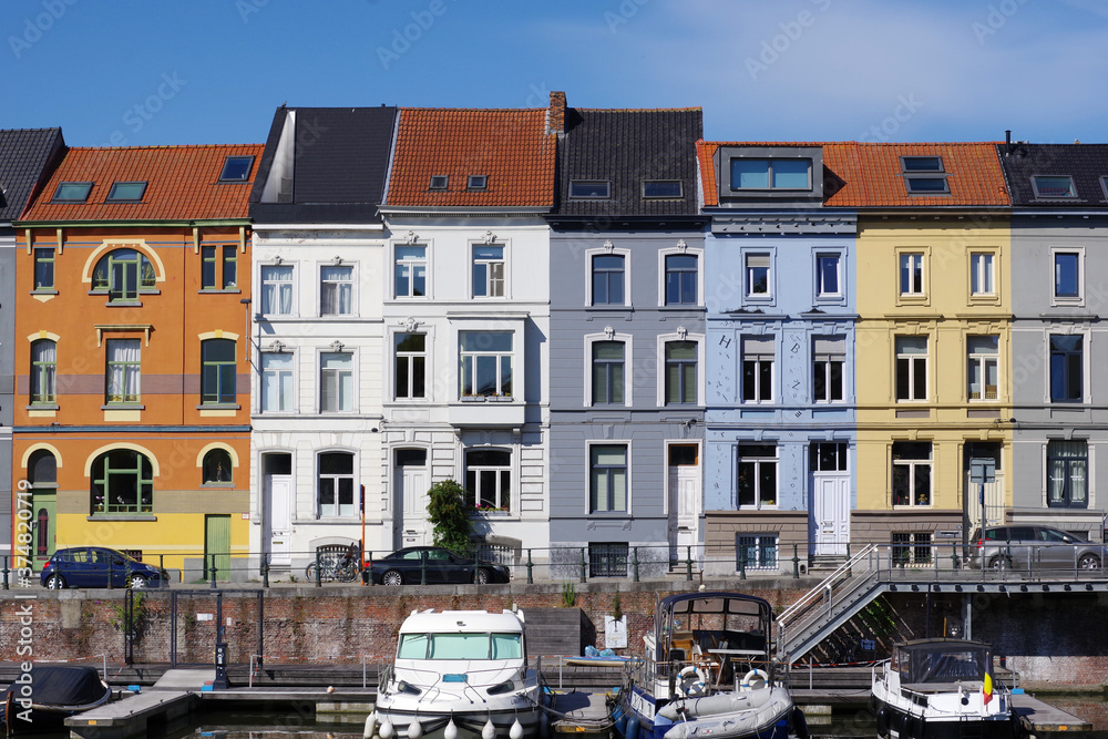 Reflets de maisons colorées à Gand, Belgique