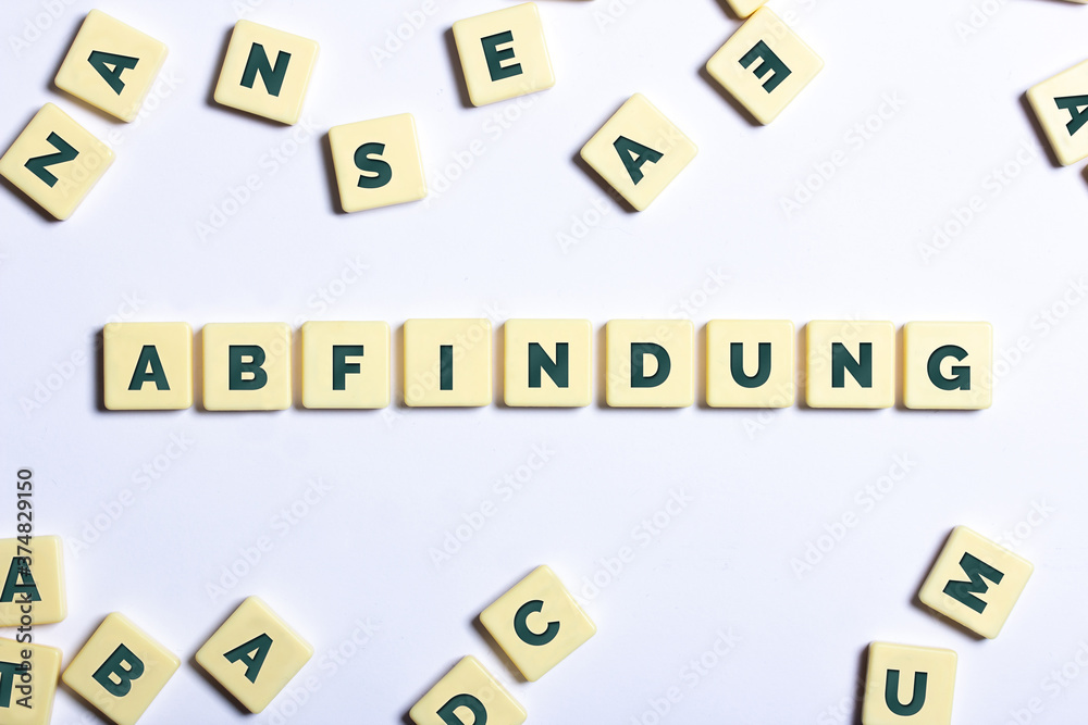 Abfindung auf weißem Hintergrund mit Buchstaben Würfel Abfindung auf weißem Hintergrund mit Buchstaben Würfel