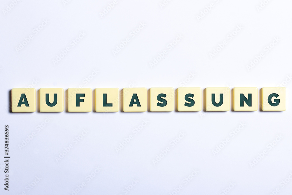 Das Wort Auflassung in Buchstaben auf weißem Hintergrund Das Wort Auflassung in Buchstaben auf weißem Hintergrund