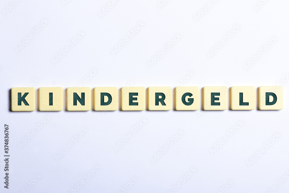 Kindergeld in Buchstaben auf weißem Hintergrund Kindergeld in Buchstaben auf weißem Hintergrund