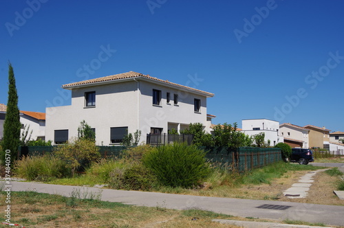 Maison blanche habitat moderne de lotissement neuf