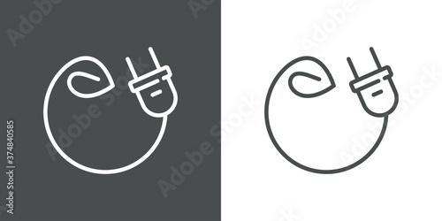 Concepto energía eléctrica limpia y renovable. Logotipo lineal enchufe eléctrico con cable con hoja de planta en círculo en fondo gris y fondo blanco