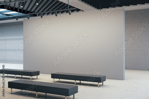 Fotografie Exhibition hall interior with copyspace on concrete gray walls and three bench