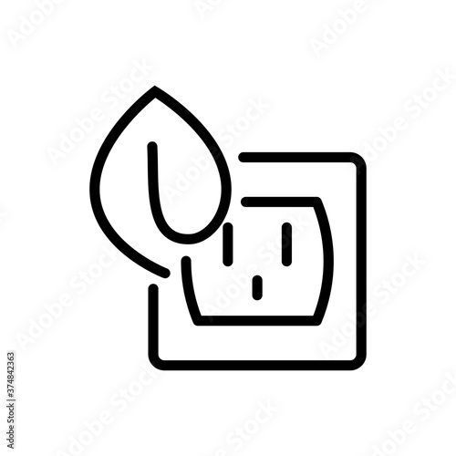 Concepto energía eléctrica limpia y renovable. Logotipo lineal enchufe eléctrico de pared con hoja de planta en color negro