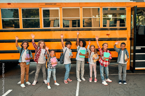Fototapete Children near school bus