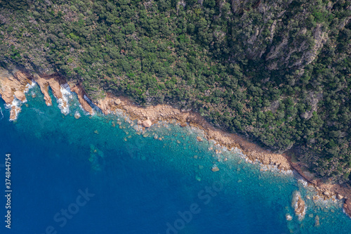 Vue aérienne (drone) d'une plage des Calanques de Piana, Corse