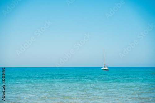Bellissimo paesaggio marino con barca a vela all'orizzonte. © Simone Capozzi