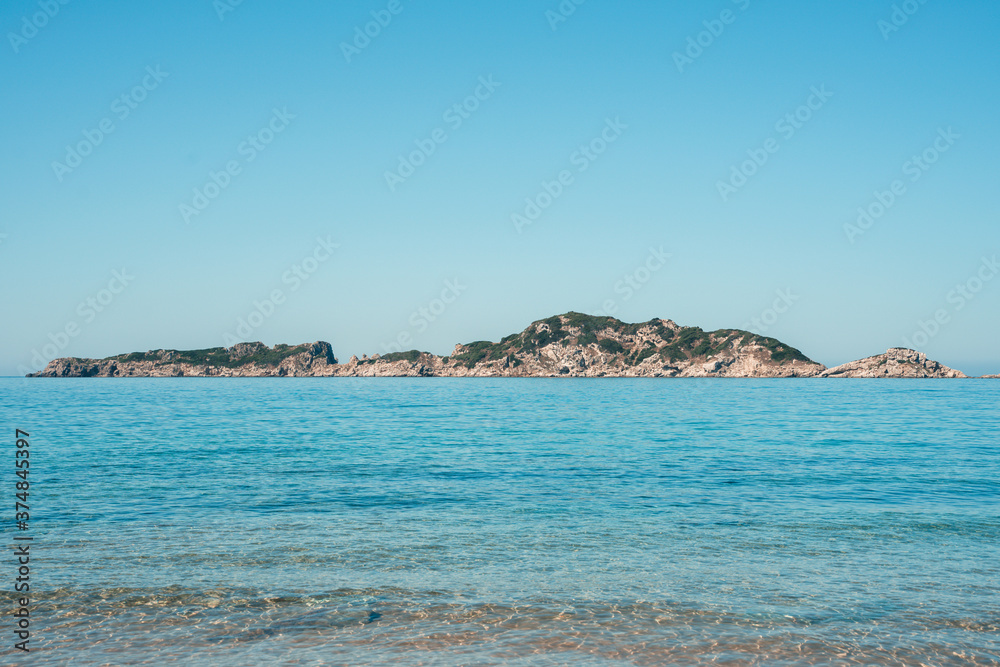 Fototapeta premium Veduta di un'isola da sola in mare. Corfù, Grecia