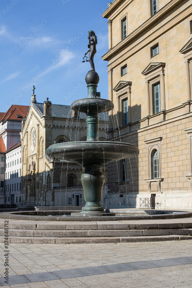 Der Kronprinz-Rupprecht-Brunnen in München zwischen Münchner Residenz und dem Marstall, der ehemaligen Hofreitschule.