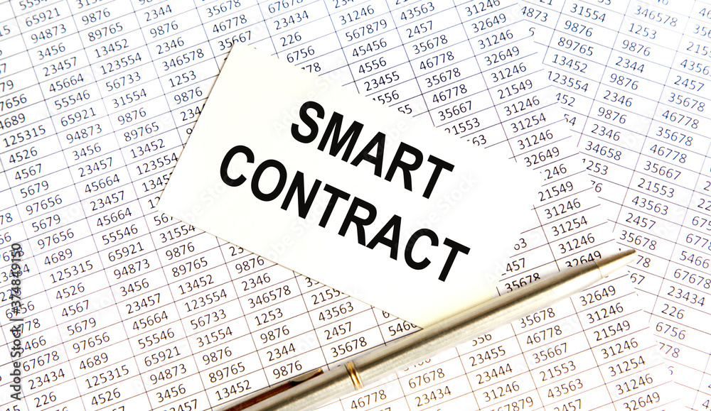 On the sheets for notes the inscription SMART CONTRACT, next to a pencil, a calculator. Business concept. On the sheets for notes the inscription SMART CONTRACT, next to a pencil, a calculator. Business concept.
