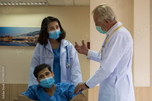 Two doctors are discussing to treat the patient.