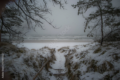 Starker Schneefall am Ostseestrand