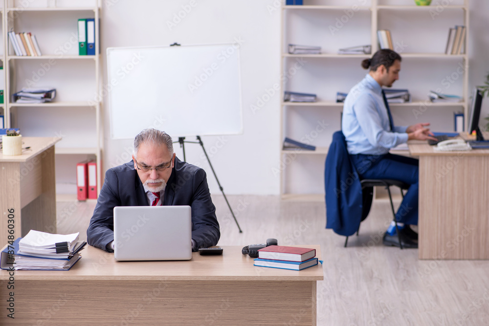 Obraz premium Two employees in the office