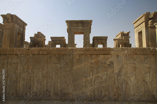 kamienne ruiny starożytnego miasta persepolis w iranie #374862951