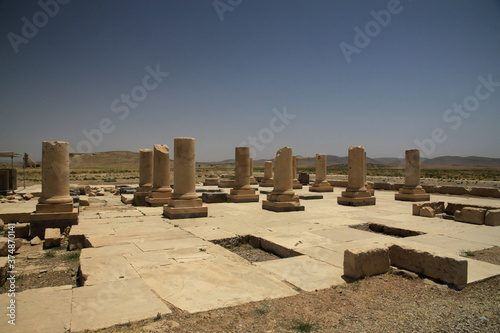 kamienne ruiny starożytnego miasta persepolis w iranie #374870141